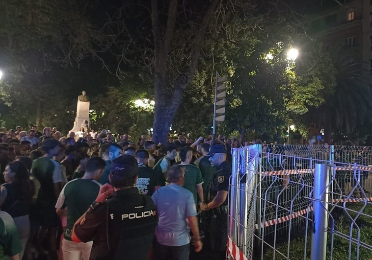 La noche tropical en la que los hinchas del Cacereño tomaron la Fuente Luminosa